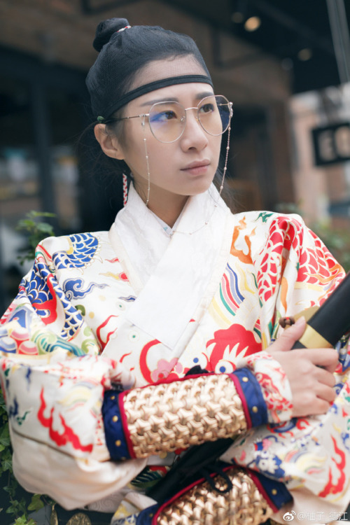 yansanniang: Ming Dynasty 锦衣卫 (Brocade- Clad Guard) with a modern twist. Shot by @柚子_德江  featuring h