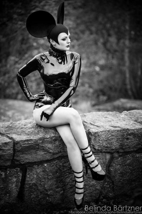 Model: BabyjoyModiste: SaraPiratCollar: Psychadelica style and designPhotographer: Belinda Bartzner