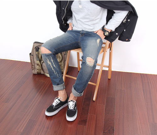 bangarangblog:  ripped denim & vans 