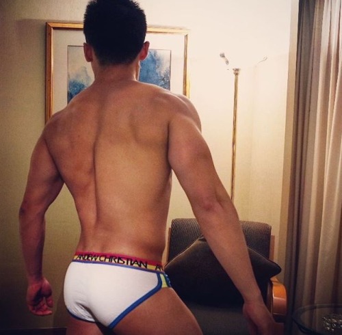 sgprotein: cloudybtm:  Luuuuuuv to fondle his solid hard abs to sleep every night…  Reblog & fol