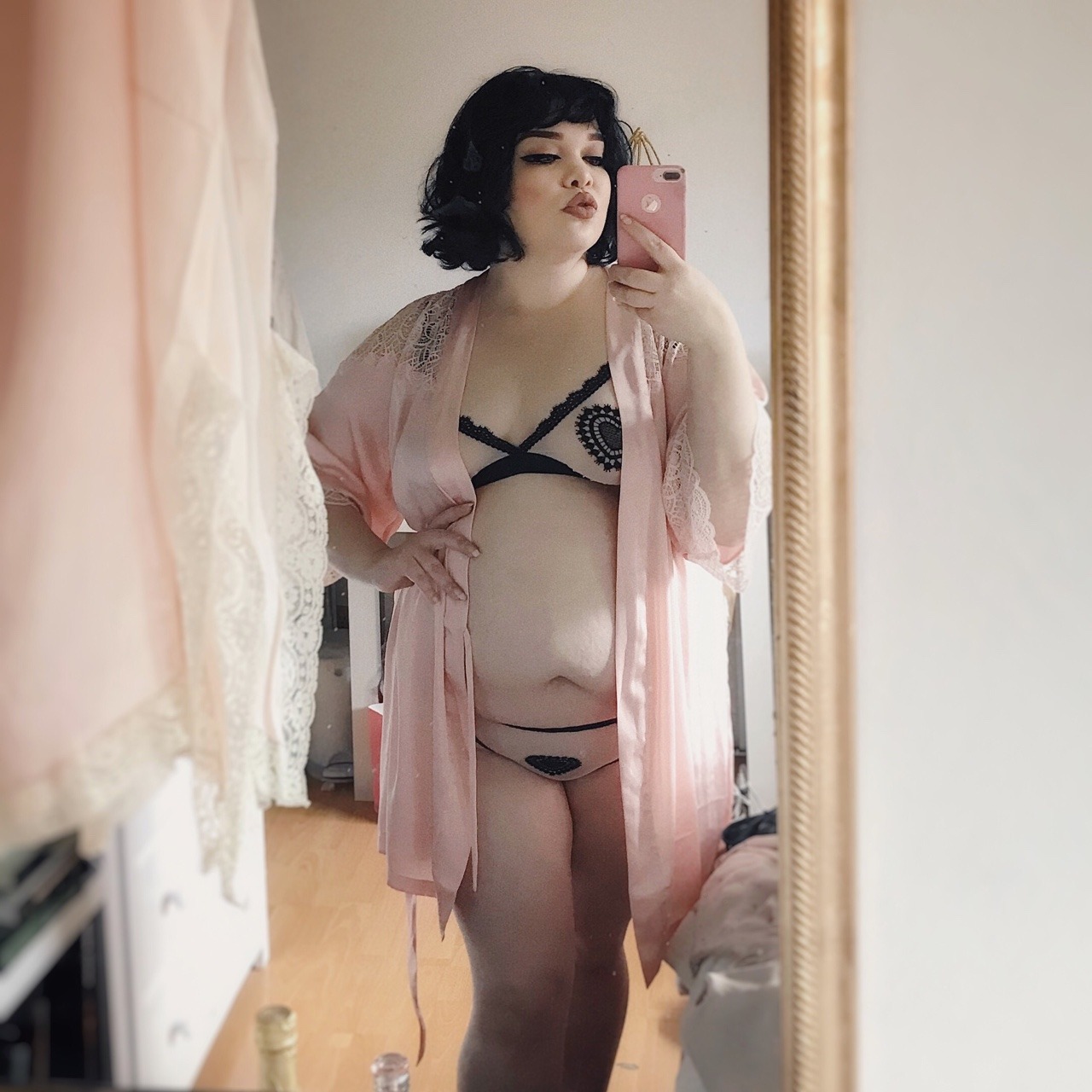 jocelynevalencia:  Trying to love my chubby body is very, very hard but I’m working