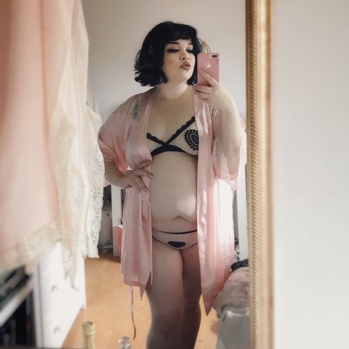 jocelynevalencia: Trying to love my chubby body is very, very hard but I’m working on it &hear
