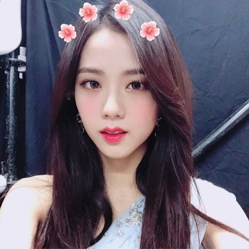 blackpinkofficial: [IG] 180820 sooyaaa__: 이번 후쿠오카 콘서트에서는 첫날에는 회색 드레스, 둘째 날에는 파란 드레스를 입었어요 ☺️알고 있던 블링