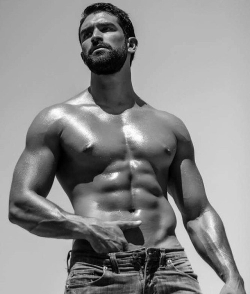 hotandsexymen:  http://instagram.com/jonathandobal