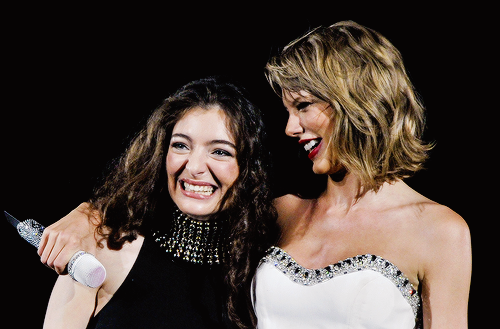 ttreacherous:Taylor Swift and Lorde perform ‘Royals’ on the 1989 World Tour