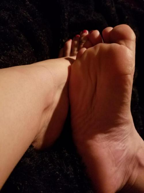 sexxximilf68: My heavenly wrinkled soles want your tribute. Stroke & $end piggies