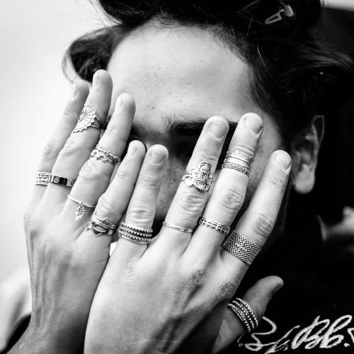 wall-flovver:fashiondailymag:willy and his rings, willy cartier backstage #NYFW at HOOD by AIR | mad