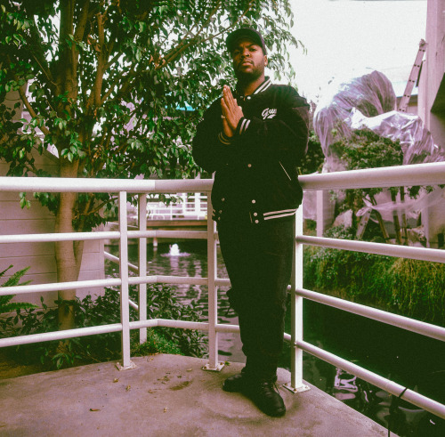 strappedarchives:Ice Cube photographed by Paul Natkin during a portrait session at his home in San