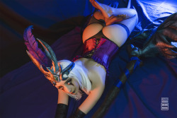 cosplay-galaxy:[SELF] Ravenborn Leblanc showing off a bit by Mikomi Hokina ( ͡~ ͜ʖ ͡°)