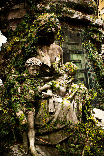 visitheworld:  Cementerio de la Recoleta in Buenos Aires, Argentina (by Cerealete).