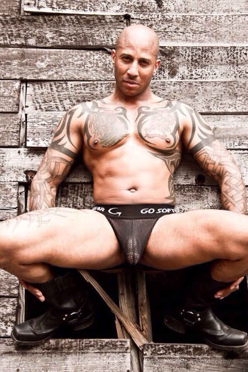 plainfilth:  pinchpucker:  Sexy Muthafucka…  http://plainfilth.tumblr.com 