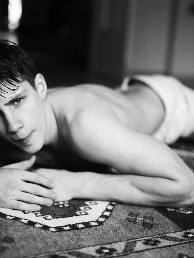 manniskorarkonstiga:  Augusta Alexander photographed by Lulu Delafalaise for 16Men 