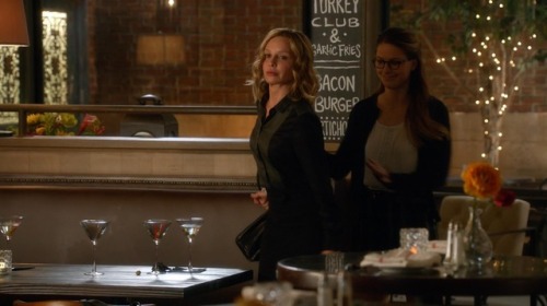 jerico-av:  Moment Cat Grant &amp; Kara Danvers   #Supergirl 1.06 Red Faced (Cat drunk