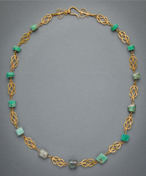 gemma-antiqua:Ancient Roman necklace, emerald beads separated by gold Hercules knots. The necklaces 