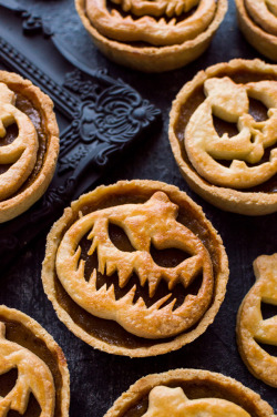 sweetoothgirl:  HALLOWEEN JACK-O-LANTERN PUMPKIN PIES