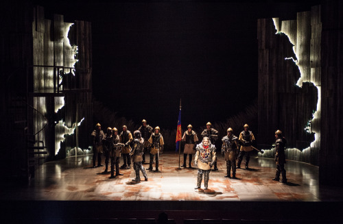 shakespeaker: everythingscenic: Henry IV (Parts 1 and 2). Alexander Dodge. Shakespeare Theatre, Wash