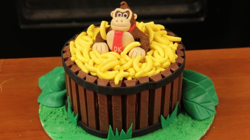 isquirtmilkfrommyeye:  Nintendo themed cakes!
