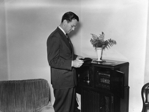 eccentricks:  Band leader and musician Glenn Miller at home, 1940. 