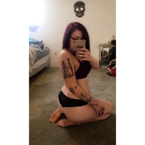 ☠️ #tattooedjasmines #tattooedcommunity #bootygains #submissivewoman #daddyslittlewhore #fuckyoupaym