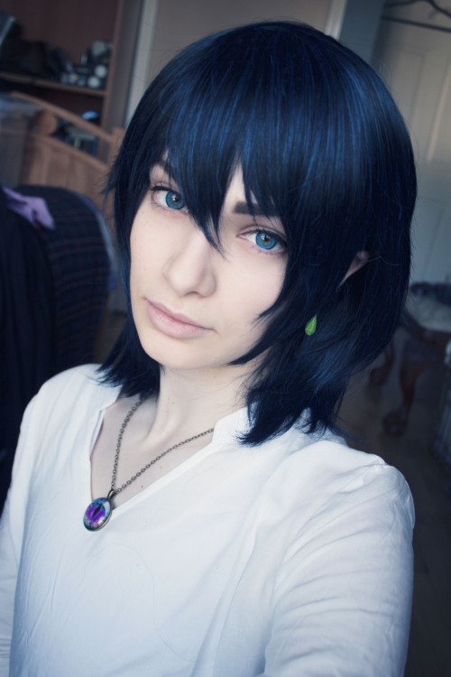 criedwolves:  i got this shirt from sheinside and this necklace from banggood and they inspired me to finally do a howl costest! i’m so excited for this cosplay and to try doing makeup for his half transformed state.