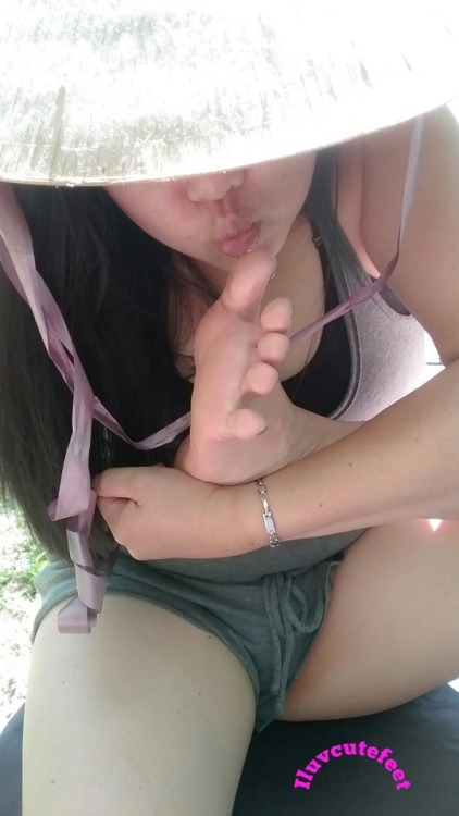 ilovecutefeet:  #vietnamese feet #vietnamese toes #vietnamese footjob #vietnamese girls #vietnamese 