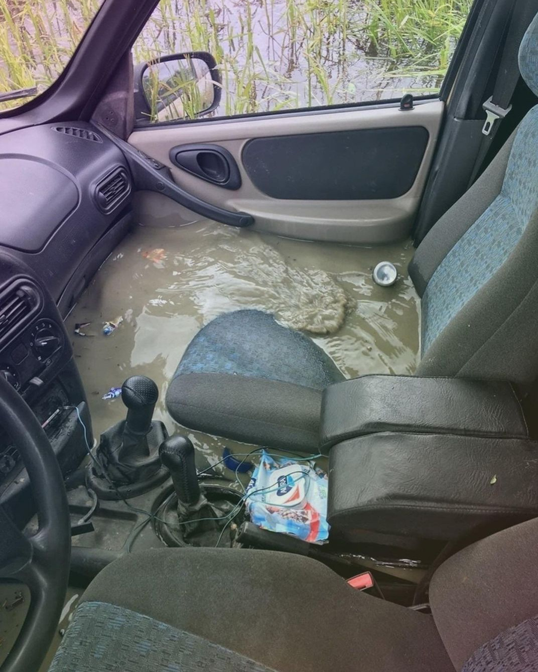 felix-the-snow-cheetah:tyrannosaurus-rex:nuclearbummer:hazmatghost-deactivated20220202:Ha ha, yeah just push that stuff in the back, sorrywhy tf does this car have two stick shiftsHis n hers