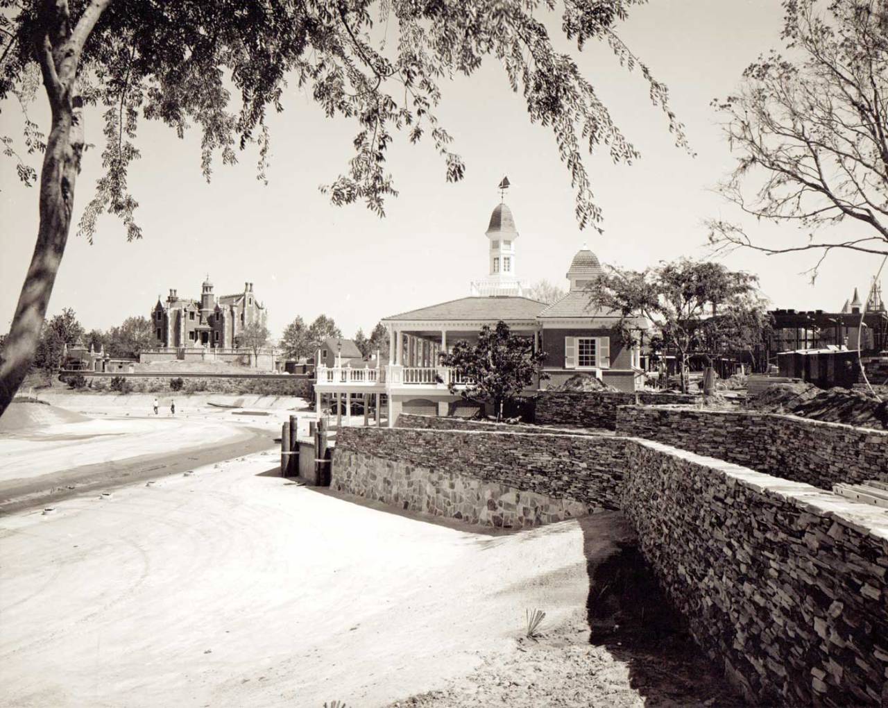 gameraboy:  Construction of Disney World’s Liberty Square. Via Imagineering Disney.