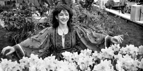 wheelchairs-and-lawnmowers:Kate Bush (in a garden full of daffodils and trees…)