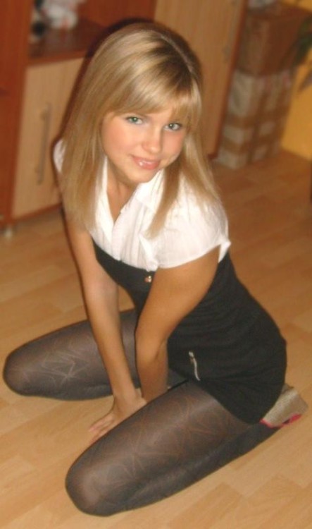 tightsobsession:  Patterned tights on cute blond girl. 