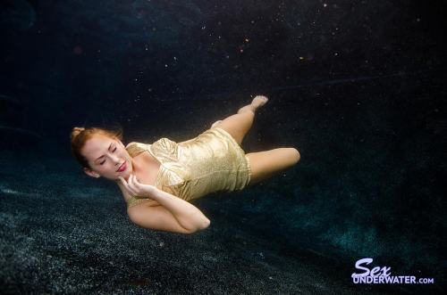 Super sexy girl underwater. 