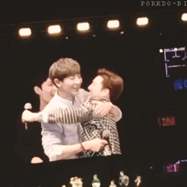 porkdo-bi:SuYeol hugging (~^3^)~