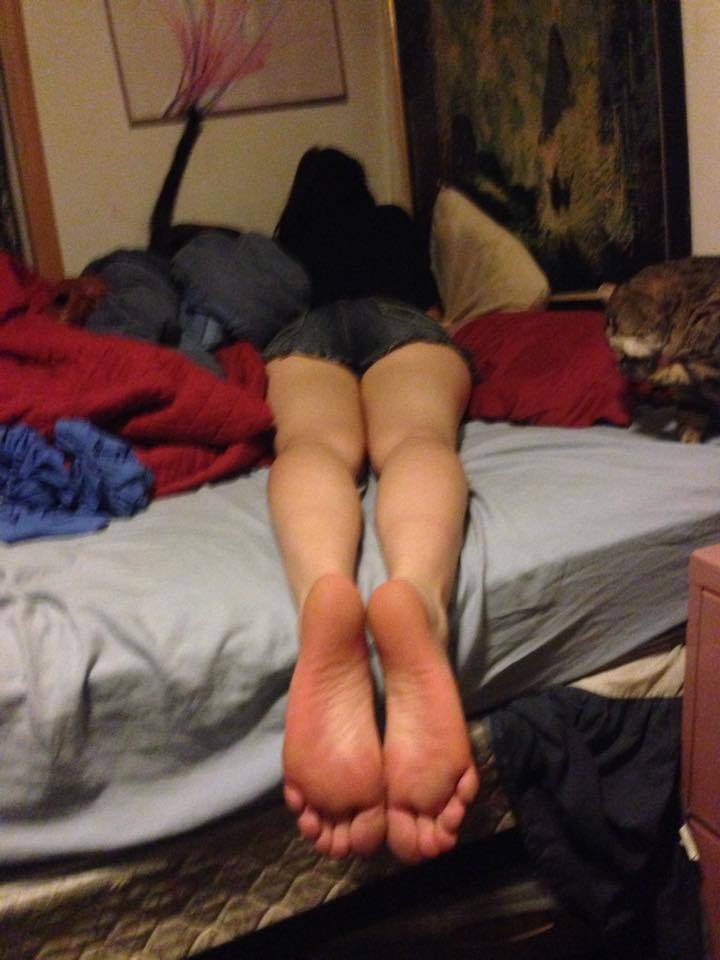 karathefootgoddess:  a nice resting place for a crotch don’t you think? &lt;3