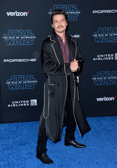 dornish-queen: Here’s a couple more free pics. Unaltered. 2019 - The Rise Of the Skywalker premiere 