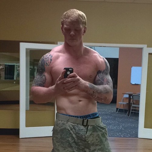 tamingjarheads: Better get squared away for those pics, soldier.
