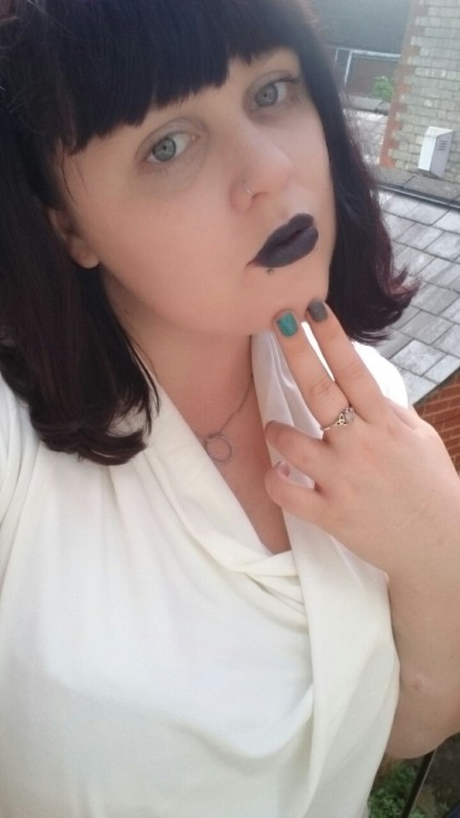silkshirtlesbian: it’s not easy being a Professional Goth Lesbian™ but someone’s g