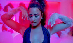 beallright:  demi lovato + slaying on the