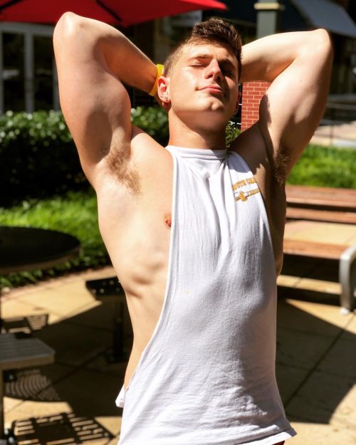 https://64.media.tumblr.com/77a3f152cef239ca63c8180a27fbbd33/701352e43b0f0966-59/s500x750/e5476c63b24a6e61d065cd90ab3b4ab4ce82499c.jpg