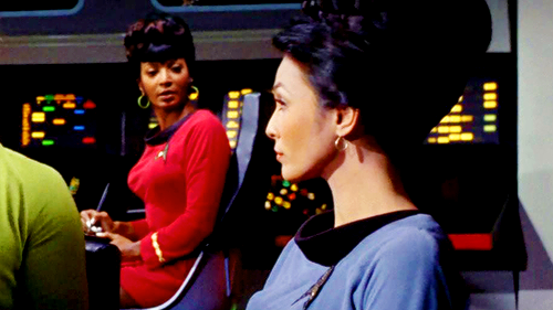 lesbianuhura:Uhura prefers ladies