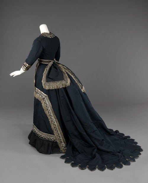 1872-1874 Mourning dress by unknown American maker silk, cotton(Metropolitan Museum of Art) 