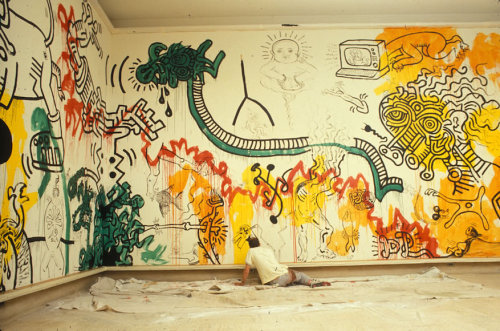 twixnmix:Keith Haring painting a mural at theCranbrook Art Museum in Bloomfield Hills, Michigan, 198