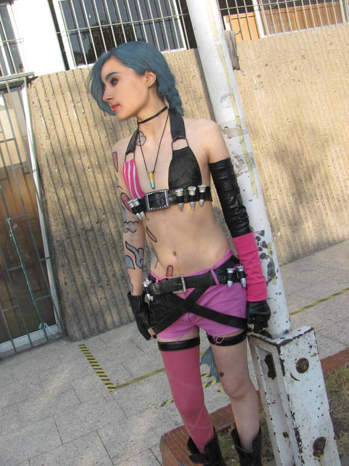 league-of-legends-sexy-girls:Jinx Cosplay