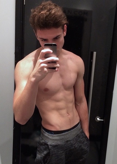 hunkopedia:  Follow Hunk’o’pedia for more hot guys!   