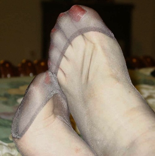eyeluvfemfeet: Today’s update is a request from 1 guy and 1 female. The male member asked for 