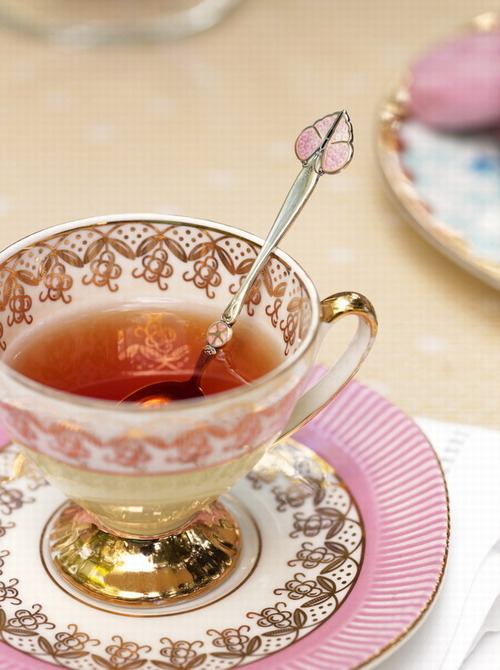 voyagevisuelle:  May I offer you a cup of tea.