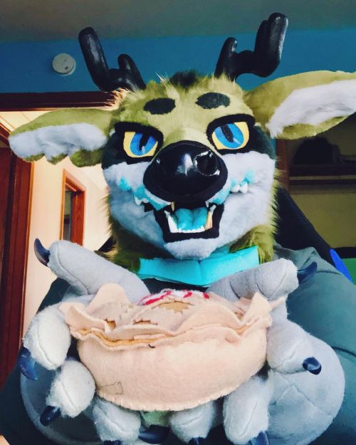 Happy #fursuitfriday !! Here’s a pie i made for you. Its apple&hellip; how do you like it? ✨☺️ #furs