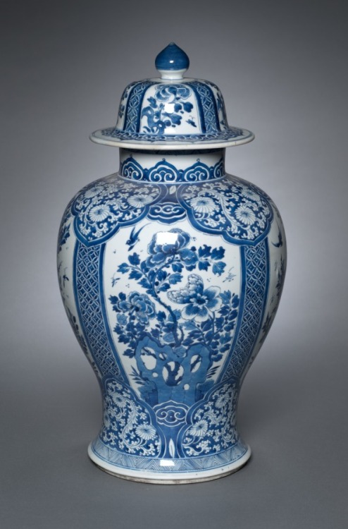 Vase with Cover, Qing dynasty (1644-1912), Kangxi reign (1661-1722), Cleveland Museum of Art: Chines
