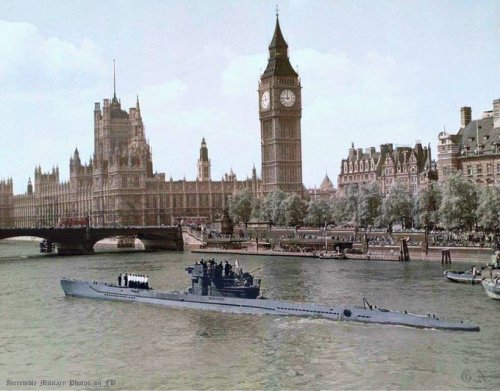 somersetlevels: U-Boat on the Thames: Surrendered German U-boat U776 arrives at Westminster pie