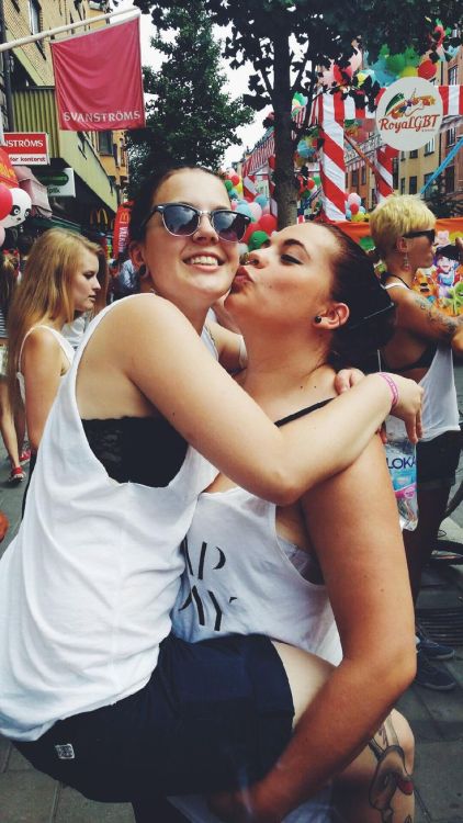 idrathergoforgirls:👭