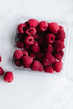 foodffs:  LEMON CAKE WITH FRESH RASPBERRIESReally