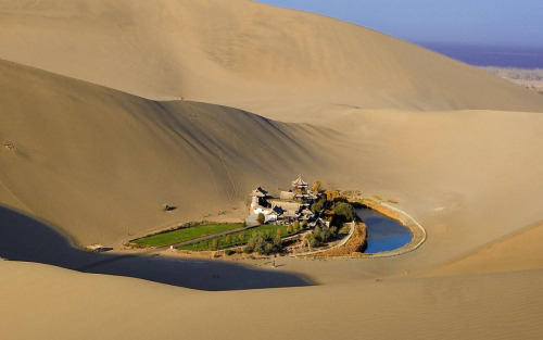 tropicale-moderne: Desert Oases Crescent Lake, Dunghuang, Gansu province, China. 月牙泉, 敦煌市, 甘肃省.